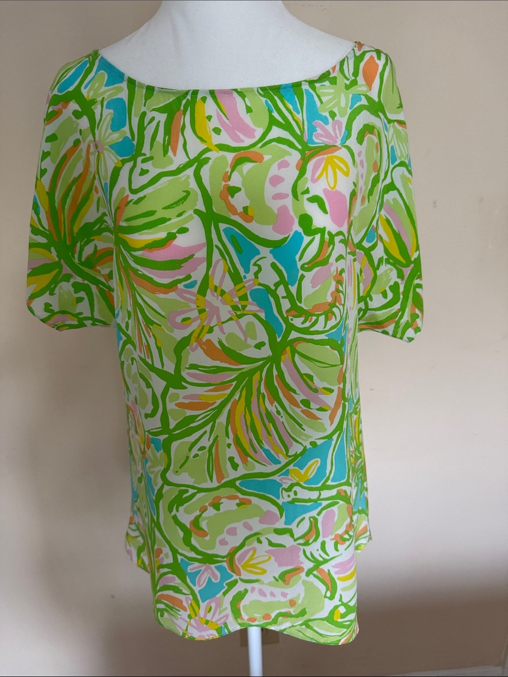 Lilly Pulitzer 100% Silk Green Floral Scoop Neck Top with Pink & Blue Accents